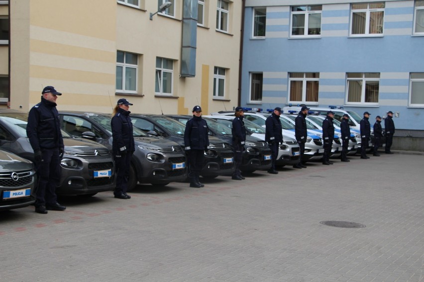 Nowe radiowozy i nieoznakowane samochody dla białostockich policjantów [foto]