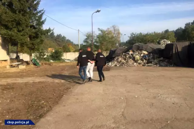 Mafia śmieciowa, która sprowadzała odpady z Niemiec do Sarbii i Bzowa, rozbita