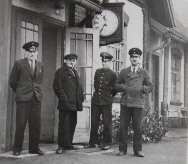 Zdjęcie wykonane na stacji w Czarnym Lesie. Mężczyzna stojący jako pierwszy po prawej stronie to Stanisław Lorek