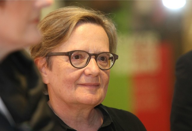 Agnieszka Holland jest reżyserką i scenarzystką, tłumaczką. Przełożyła na język polski Nieznośną lekkość bytu Milana Kundery