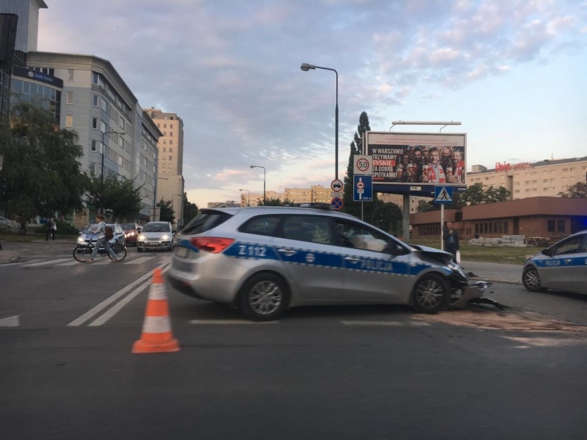 Kolizja na warszawskiej Woli. Rozbity radiowóz, policjanci w szpitalu