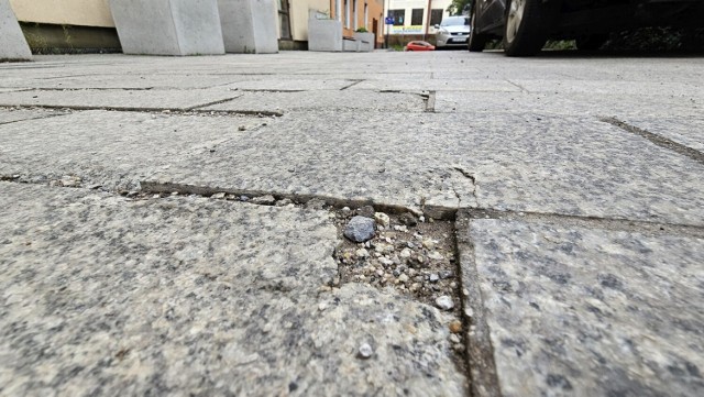 Ulica Cicha w Kielcach przeszła niedawno remont, a kamienna nawierzchnia już się kruszy.

Zobacz kolejne zdjęcia