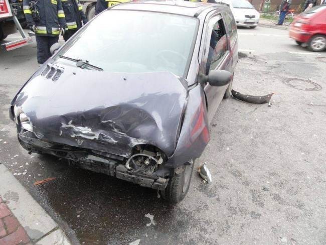 Nowy Sącz: rozbitym autem zburzył płot [ZDJĘCIA]