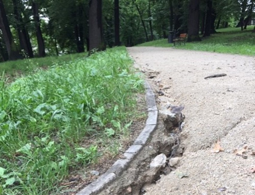 Nowe parkowe alejki spłynęły z deszczem. W niektórych miejscach jest niebezpiecznie! (ZDJĘCIA)