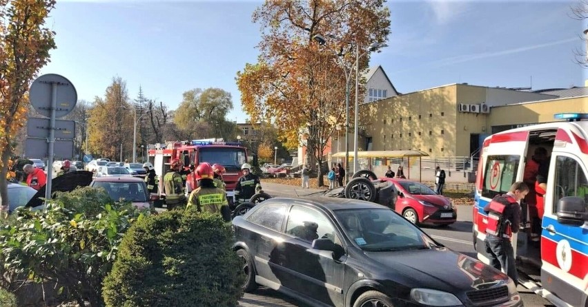 W Brzeszczach, na ulicy Ofiar Oświęcimia, w ciągu DW 933, doszło do karambolu z udziałem trzech samochodów. Jeden z pojazdów dachował