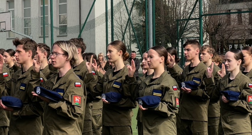 Ślubowanie uczniów  Oddziałów Przygotowania Wojskowego w II LO w Wieluniu