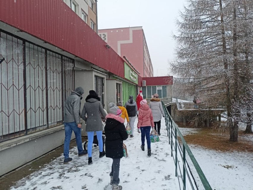 Święty Mikołaj odwiedził dzieci na osiedlu Kazanów w Przemyślu [ZDJĘCIA]