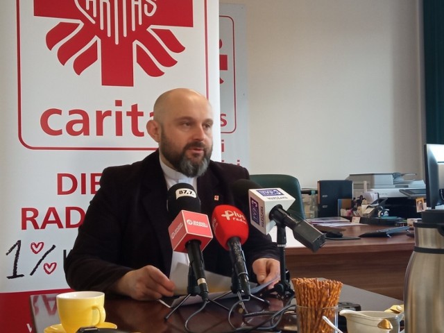 Działania radomskiej Caritas w zakresie pomocy Ukrainie podsumował ksiądz Damian Drabikowski, dyrektor Caritas Diecezji Radomskiej, podczas konferencji prasowej 7 kwietnia.