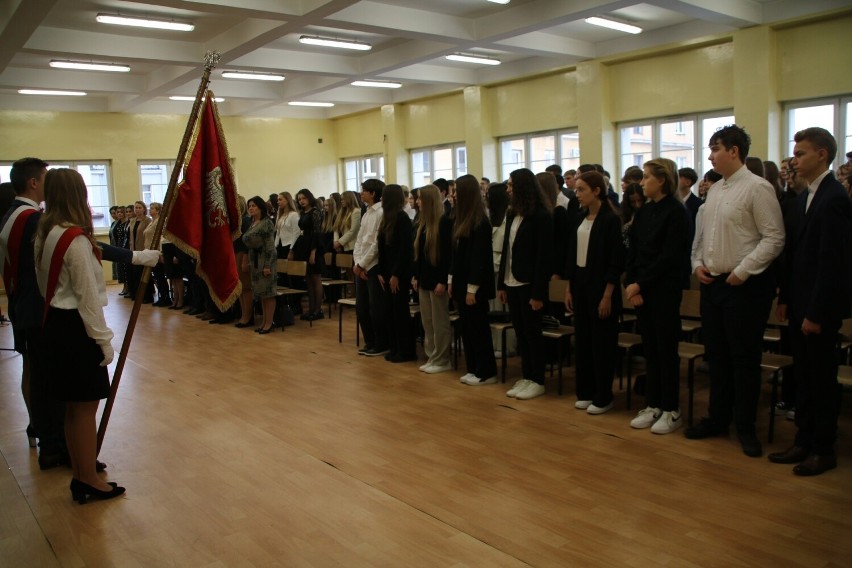 Piękna uroczystość dnia patrona szkoły i ślubowanie uczniów pierwszych klas w I Liceum Ogólnokształcącym w Jędrzejowie. Zobacz zdjęcia