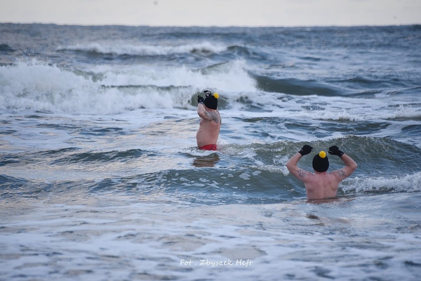 Aktywne Morsy na plaży w Dębkach. Święta zakończyli kąpielą w rozkołysanym i już bardzo zimnym Bałtyku | ZDJĘCIA