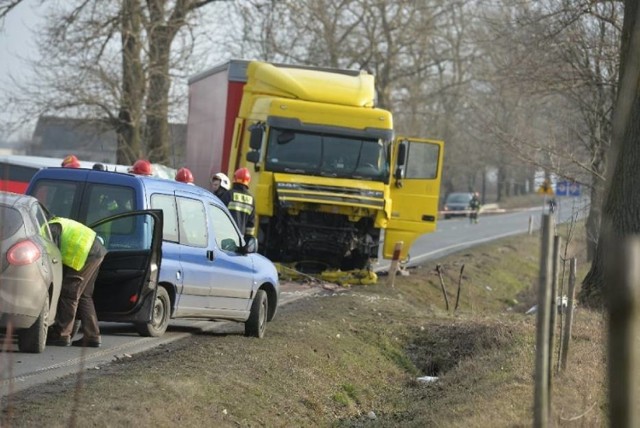 Trzy osoby zginęły w wyniku dzisiejszego (19.02) wypadku w Zakrzewie w powiecie aleksandrowskim. 

Do tragedii doszło na drodze wojewódzkiej nr 252 między Włocławkiem a Inowrocławiem. 

Zobacz także: Rejestr przestępców seksualnych z Torunia i regionu - imiona i nazwiska, daty urodzenia [ZDJĘCIA]

Zobacz także: Najładniejsze dziewczyny z tegorocznych studniówek [GALERIA FINAŁOWA - TOP 70]