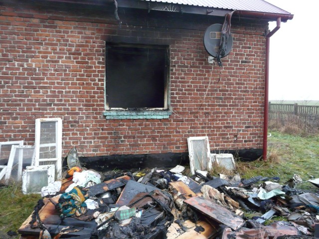 Doszczętnie spłonęło jedno pomieszczenie niewielkiego budynku mieszkalnego, w którym przebywał 53-latek