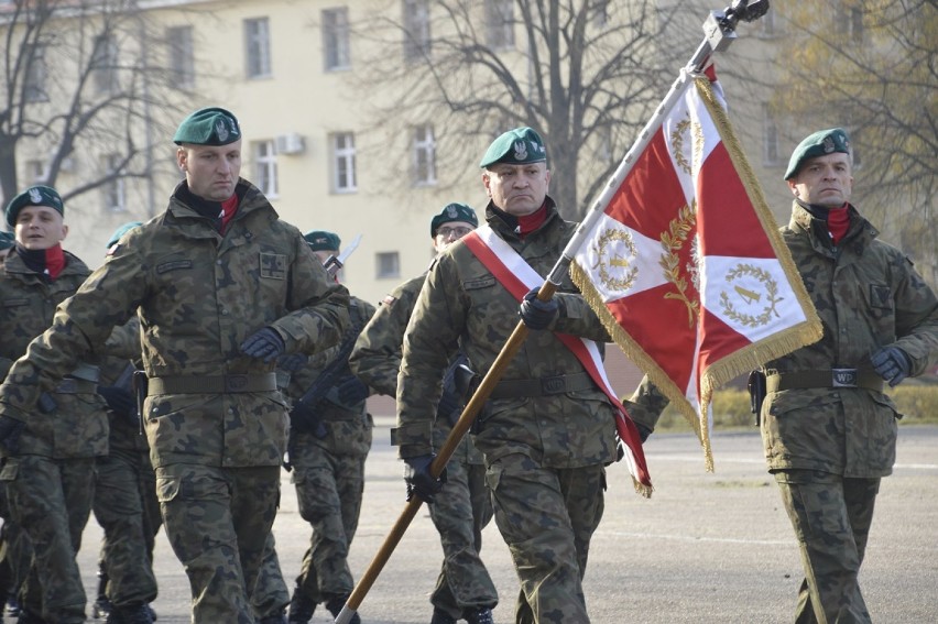 Defilada i awanse dla głogowskich żołnierzy z okazji Święta Niepodległości