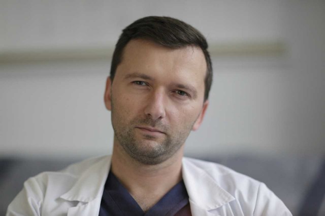 Operacje nowotworów jelita w Gnieźnie na wyższym poziomie – wywiad z dr Maciejem Skrzypkiem