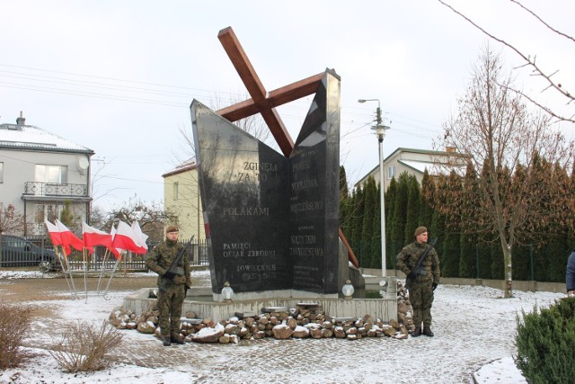 Pierwszy w Polsce pomnik poświęcony ofiarom „operacji antypolskiej” NKWD z lat 1937-1938 odsłonięty w Sokołach.