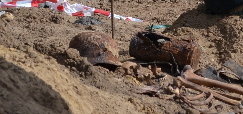 Szczątki ludzkie odkryte na budowie targowiska w Malborku [ZDJĘCIA]. Czy to niemiecki żołnierz?