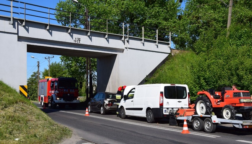 Utrudnienia na ul. Warszawskiej w Wieluniu. Przy wiadukcie zderzyły się auta