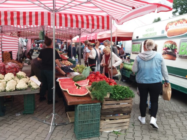 Sprawdzamy ceny owoców i warzyw na targowisku w Radomsku. Ile kosztują śliwki, maliny, morele i papryka?