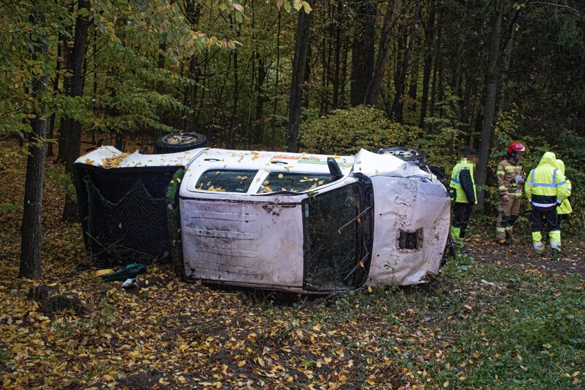 AKTUALIZACJA: Samochód wypadł z drogi w Sulmierzycach. Kierowcę ukarano mandatem [ZDJĘCIA]