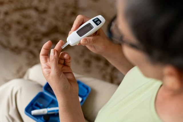 Jest to choroba metaboliczna, która polega na nieprawidłowym wydzielaniu insuliny odpowiedzialnej za regulowanie poziomu cukru we krwi.