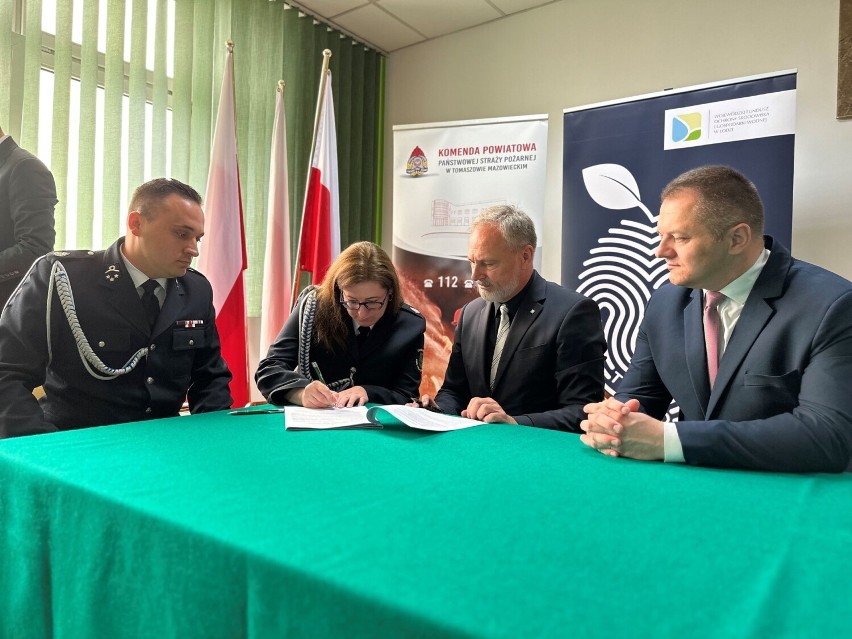 Umowy na dotacje dla OSP z powiatów tomaszowskiego,...