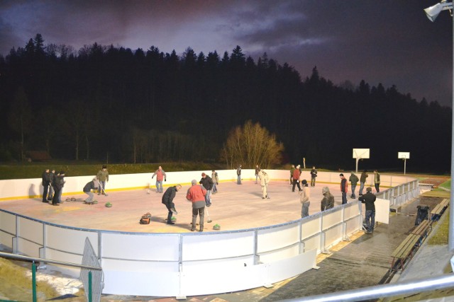 Na  nowoczesnym  lodowisku nad Brennicą rozegrano już m.in. pierwsze zawody w curlingu