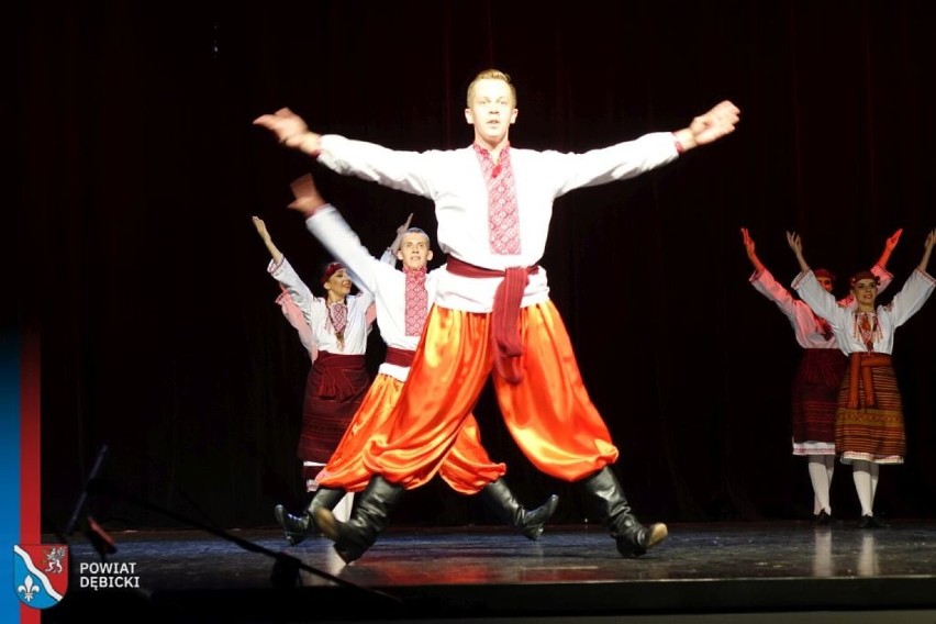 Spotkanie z folklorem w Dębicy. Dębiczanie i rzeszowiacy zatańczyli na scenie DK MORS. Zobaczcie zdjęcia!