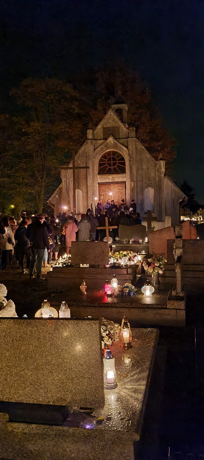 Zaduszki na cmentarzu w Korczewie pod Zduńską Wolą ZDJĘCIA