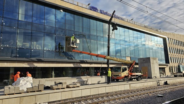 Ostatnie prace kosmetyczne i porządkowe są wprowadzone w remontowanym dworcu PKP w Kielcach. Otwarcie dla podróżnych planowane jest w grudniu 


Zobacz zdjęcia >>>