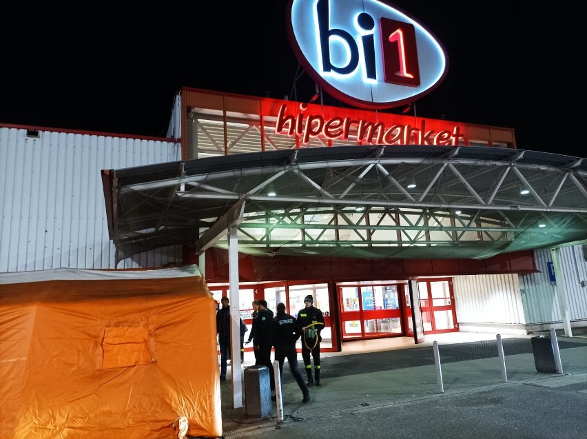 Strażacy rozbijają potężny namiot przed marketem B1 w...