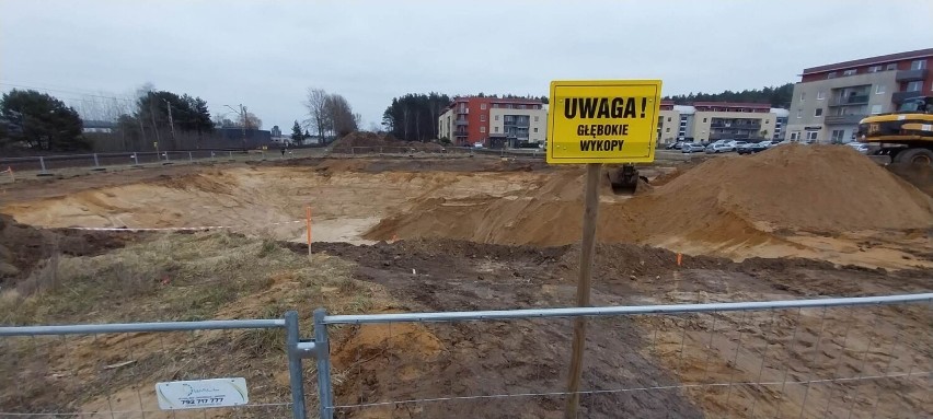 Trwa oczyszczenie terenu oraz prowadzone są prace ziemne w...