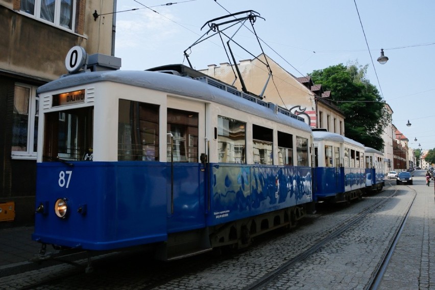 Kraków. Zabytkowe tramwaje i autobusy wyjechały na ulice miasta [ZDJĘCIA]
