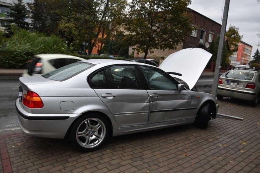 Tarnów. Pijany szaleniec w BMW omal nie zabił przechodnia, ścinał słupki przy jezdni i uszkodził inne pojazdy. Utknął na ul. Narutowicza