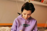 Malbork. 17-letnia Klaudia potrzebuje pomocy w walce z glejakiem. Mama nastolatki apeluje o wsparcie w leczeniu i rehabilitacji córki