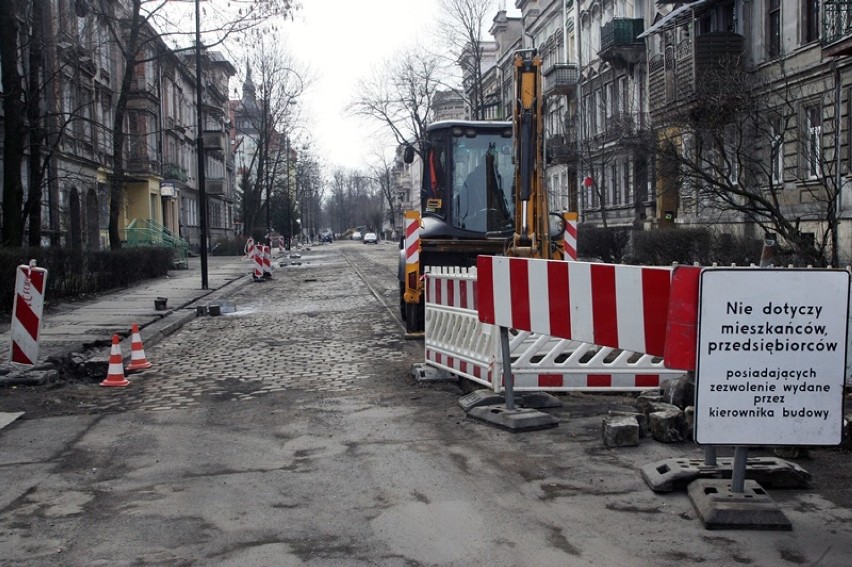 Remont ulicy Mickiewicza, odkryto szyny tramwajowe [ZDJĘCIA]