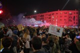 Strajk kobiet: Relacja i zdjęcia. Wielki protest w Warszawie, tysiące ludzi przed domem Kaczyńskiego, ataki na demonstrantów