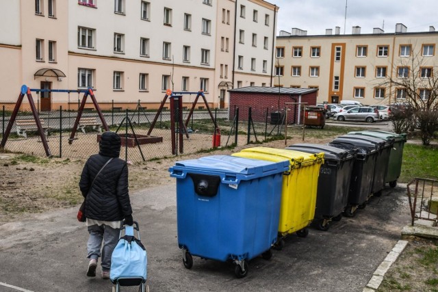 Co jakiś czas wzrastają stawki za wywóz odpadów komunalnych. Jeszcze więcej płaci się za śmieci nieposegregowane.
Stawki za śmieci są dość wysokie, a za odpady nieposegregowane, teoretycznie, mogłyby być jeszcze większe. Obecnie obowiązuje obowiązek segregacji śmieci. Jeśli ktoś tego nie zrobi, w danym miesiącu musi zapłacić stawkę podwyższoną. Zgodnie z ustawą o utrzymaniu czystości i porządku w gminach, może wynosić ona od dwu do czterokrotności stawki podstawowej. To, czy śmieci zostały prawidłowo posegregowane, sprawdza firma odbierająca odpady.
Jak Świebodzin wypada na tle innych miast? Sprawdź!

Jakie stawki obowiązują w lubuskich miastach obecnie? Sprawdź!>>>