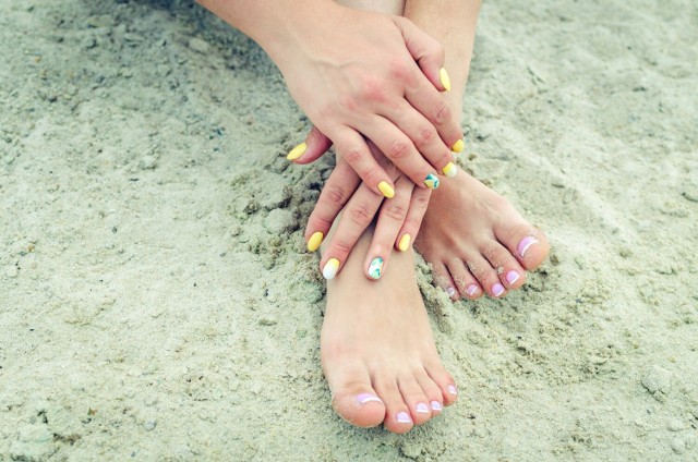Summer nails, czyli modne paznokcie na lato. Zobacz, jaki manicure będzie pasował podczas wakacji. Dopasuj zdobienia i kolory do swojej stylizacji.