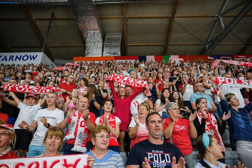 Tarnów. Strefa kibica obok Areny Jaskółka Tarnów na Mistrzostwa Europy U22 w piłce siatkowej. W czwartek ludzie nie mieścili się już w hali