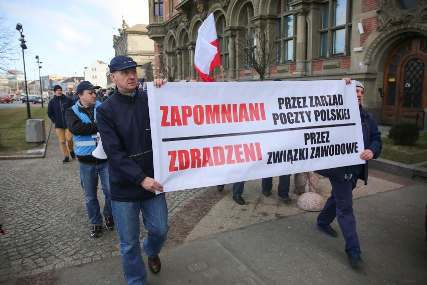 Chcemy podwyżek - skandowali listonosze [ZDJĘCIA] Protest pracowników Poczty Polskiej w Gdańsku