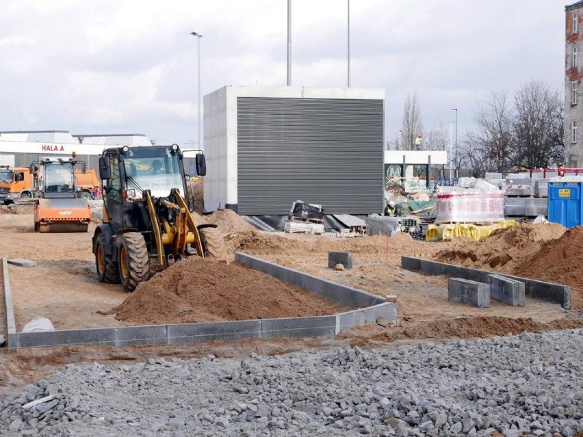 Metro Szwedzka. Rudera przy wyjściu z metra? Będzie tu ekskluzywny aparthotel