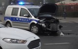 Kraków. Kraksa policyjnego radiowozu na sygnale. Pojazd zderzył się z osobowym BMW