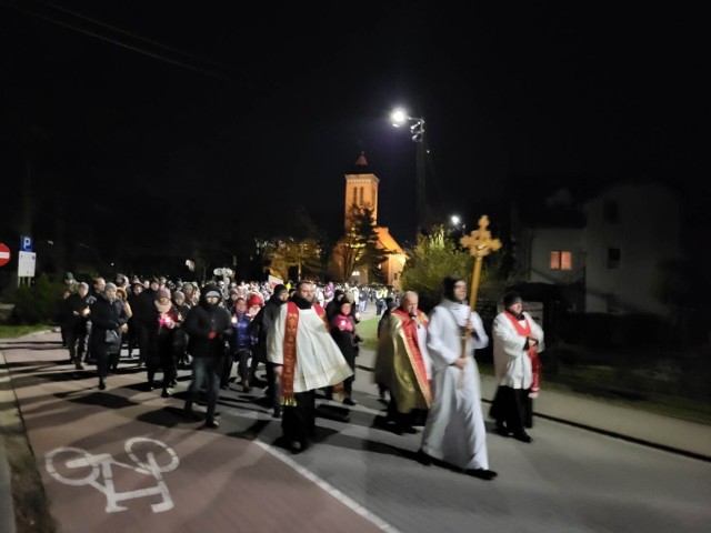 Parafianie z Pszczółek przeszli w Marszu Wdzięczności pod kamień upamiętniający Jana Pawła II