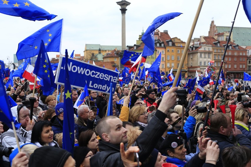 Marsz "Kocham Cię, Europo". Manifestacja poparcia dla Unii...