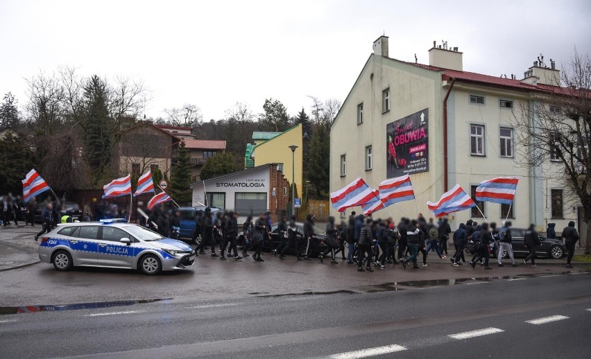 Przemarsz kibiców na mecz Polonia Przemyśl - JKS Jarosław [ZDJĘCIA, WIDEO]