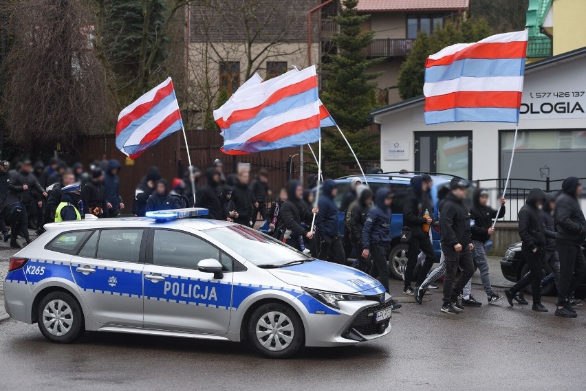 Przemarsz kibiców na mecz Polonia Przemyśl - JKS Jarosław [ZDJĘCIA, WIDEO]