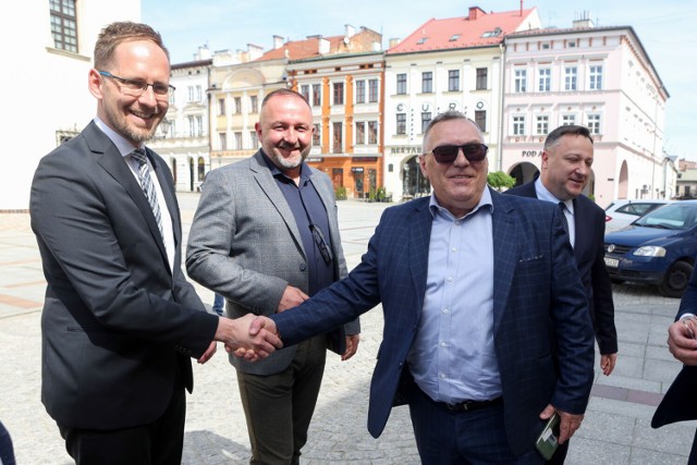 Jakub Kwaśny (z lewej) i Henryk Łabędź dalej walczą o fotel prezydencki w Tarnowie. Podczas przypadkowego spotkania w poniedziałek (8 kwietnia) na Rynku uścisnęli sobie dłonie