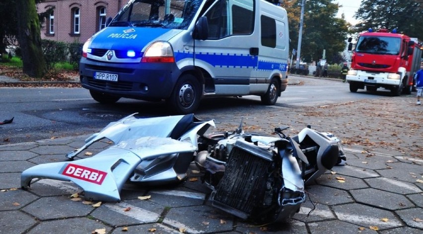 Wypadek w Rybniku: Motocyklista uderzył w samochód. Dwie osoby ranne