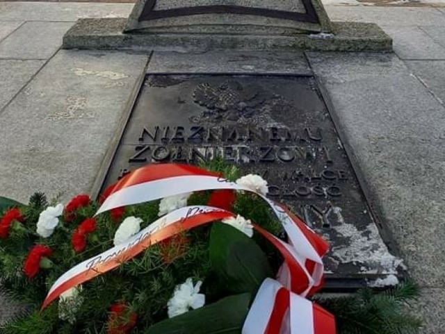 Na placu Kościuszki w Oświęcimiu upamiętniono wydarzenia sprzed 40 lat związane z wprowadzeniem w Polsce stanu wojennego i jego ofiary