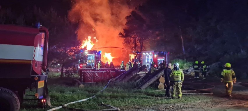 Duży pożar w powiecie ostrzeszowskim. Na pomoc ruszyły jednostki OSP z powiatu kaliskiego. ZDJĘCIA